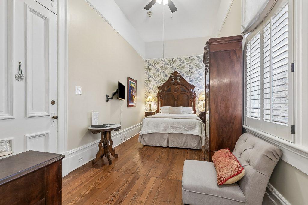 2727 St. Charles Ave 42